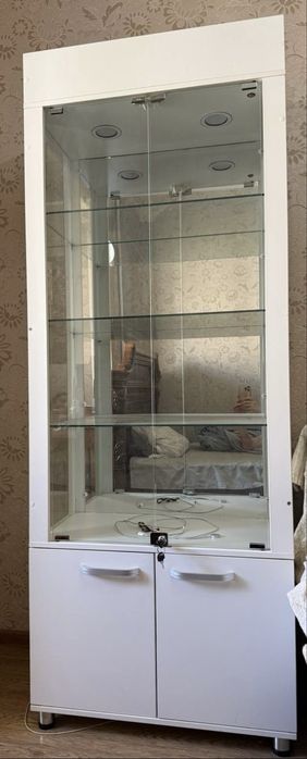 Косметологический шкаф, в отличном состоянии с подсветкой!