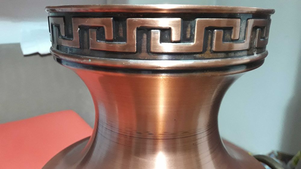 медна ваза с орнаменти