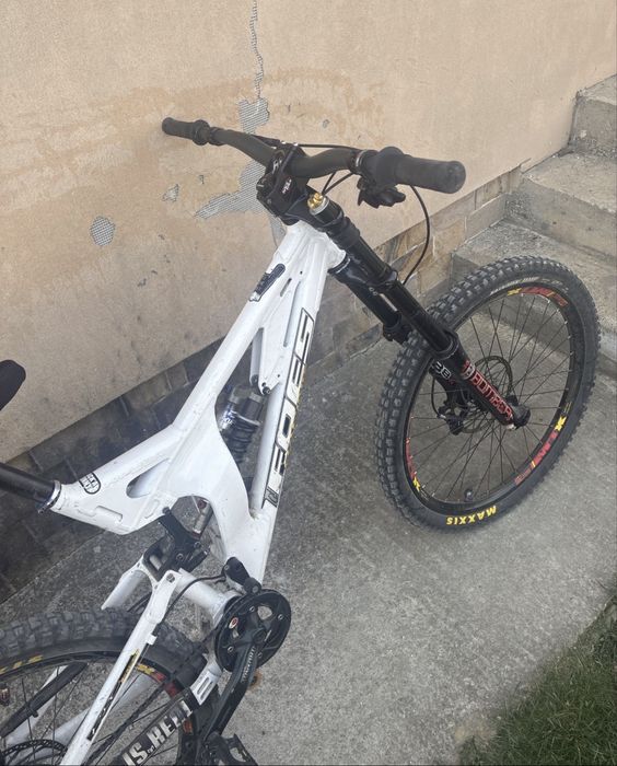 Bicicleta downhill full suspension