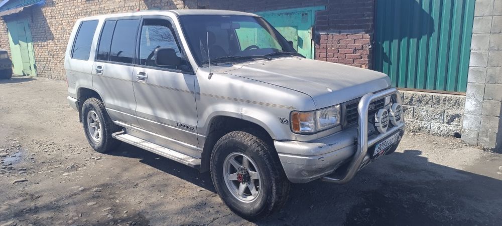 Внедорожник Isuzu Trooper