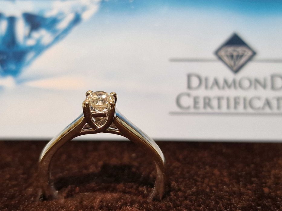 Inel de logodna din aur alb cu diamant