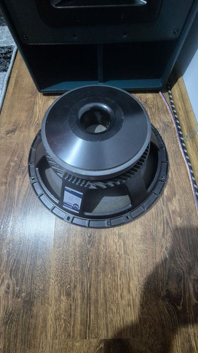 Vând subwoofer .