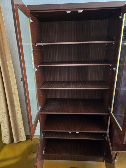 Продам книжный шкаф.