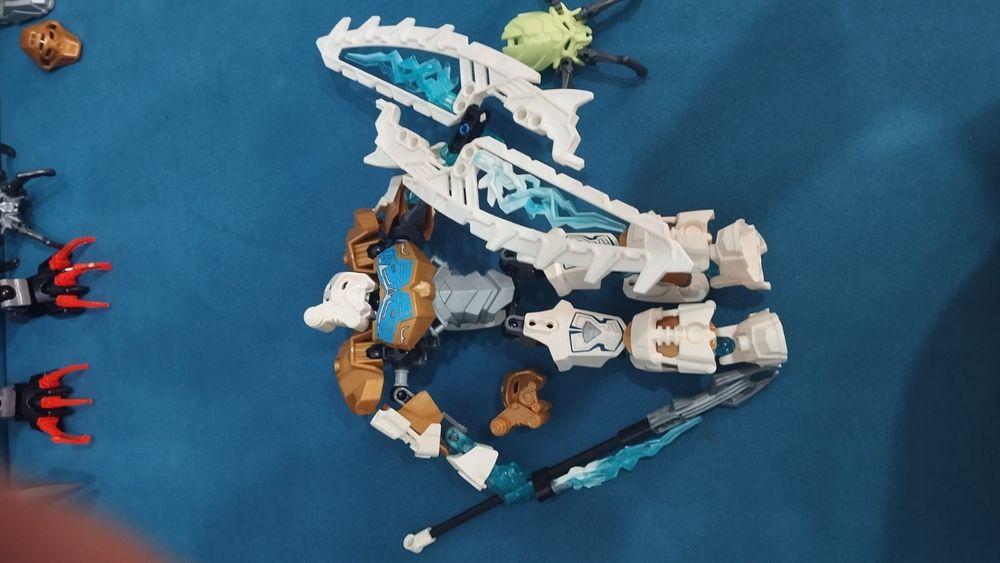 Продам BIONICLE (неоригинал) плюс разные детали