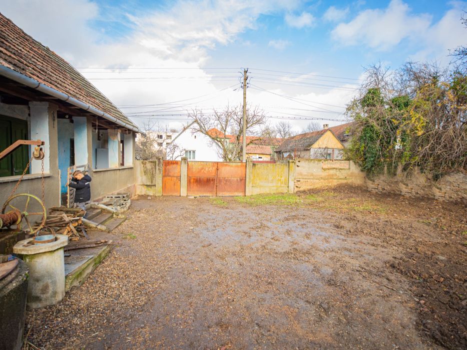 Vând casă cu teren generos 1250 m2