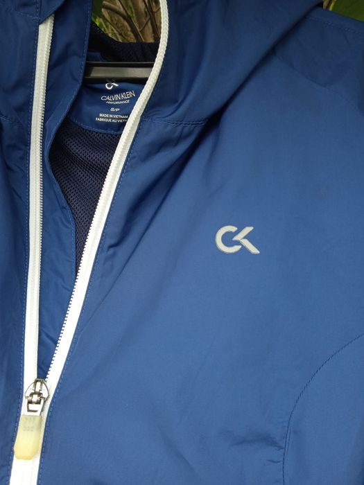 Яке Calvin Klein.Подхудяща за спорт и ежедневие.Размер S.