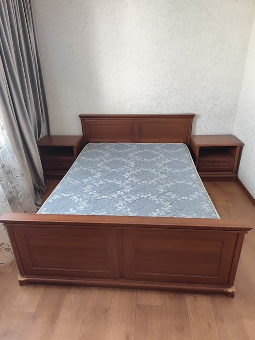 Продам кровать две тумбы люстру