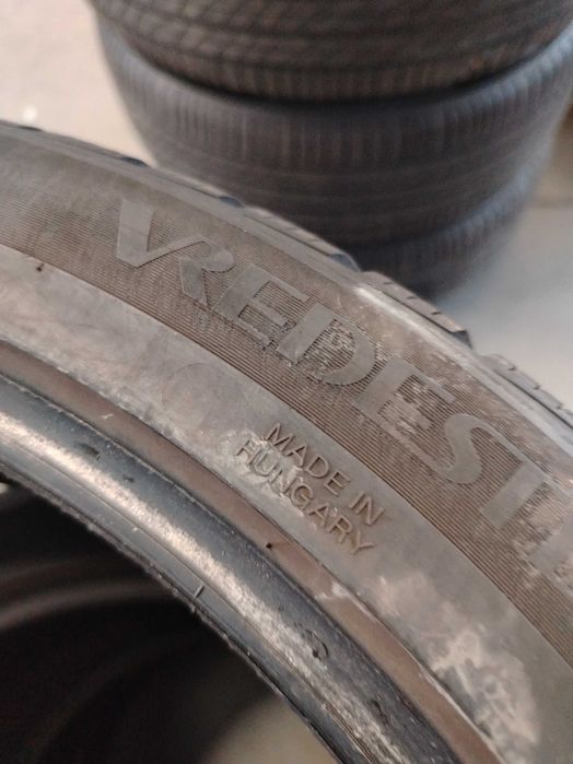 2бр.зимни гуми 225/45/19 Vredestein