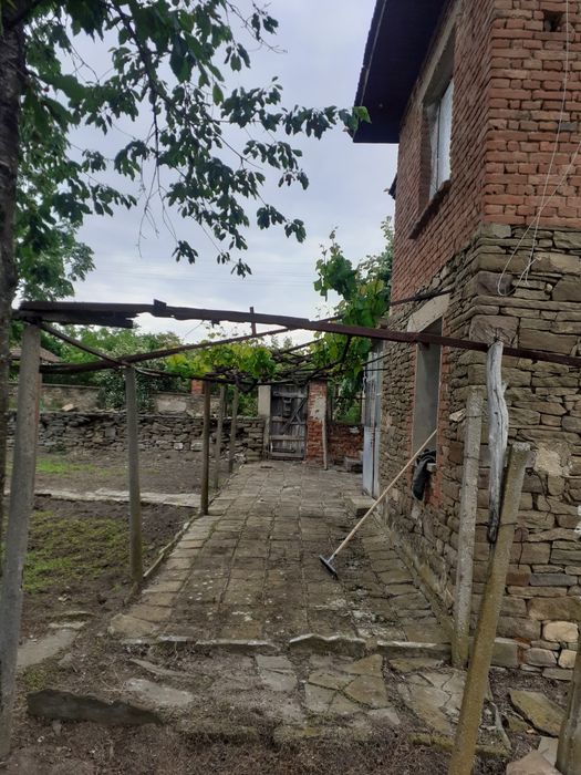 Къща в село Огнен, община Карнобат, обл. Бургас.