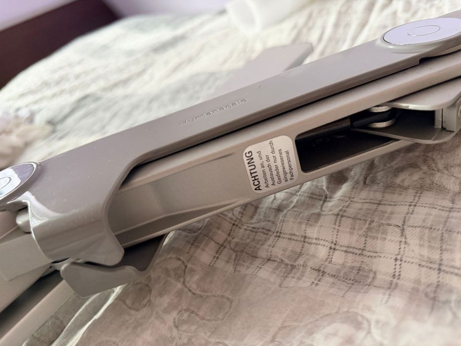 Двойна регулируема стойка за монитори Humanscale M8.1