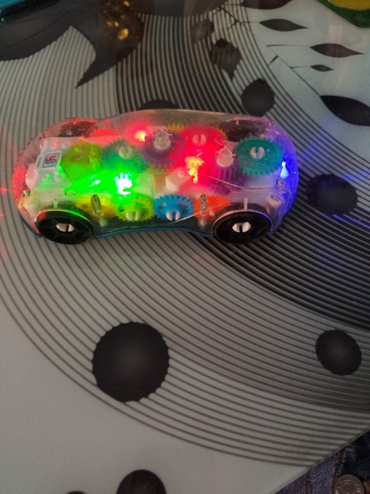 Vînd mașinuță cu lumini și melodii