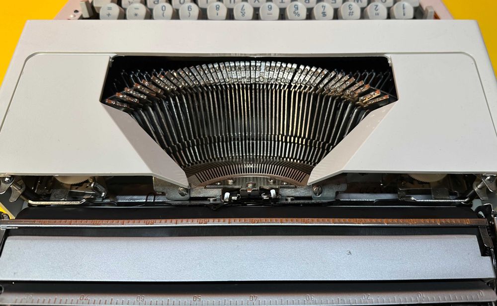 Нова Пишеща Машина Contessa De Luxe Обслужена  Qwerty Клавиатура