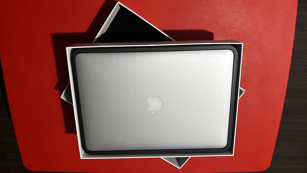 Vând MacBook Air model A1466 - ca nou