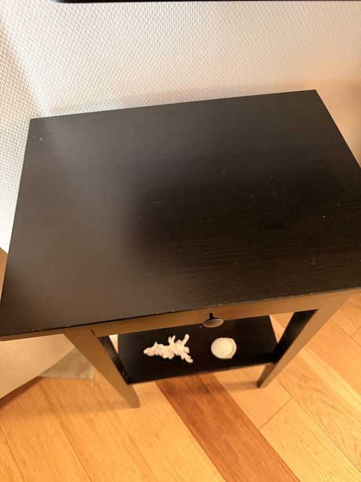 Дървен шкаф с чекмедже