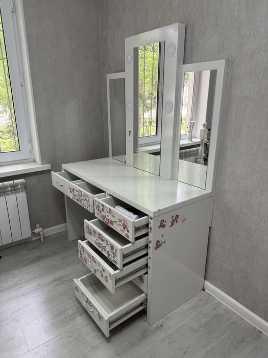 продаётся косметический/рабочий стол