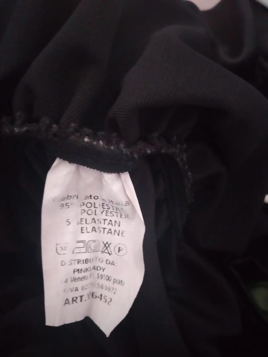 Rochie neagră din satin, cu drapaj – 70 lei
