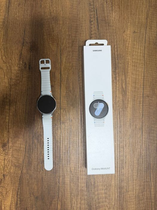 Samsung Galaxy Watch7 

Vând ceas smart Samsung Galaxy Watch7, culoare silver/white, cu design eleg
