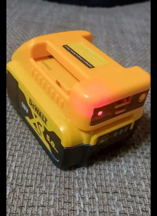 Адаптер за зареждане за батерия  Dewalt