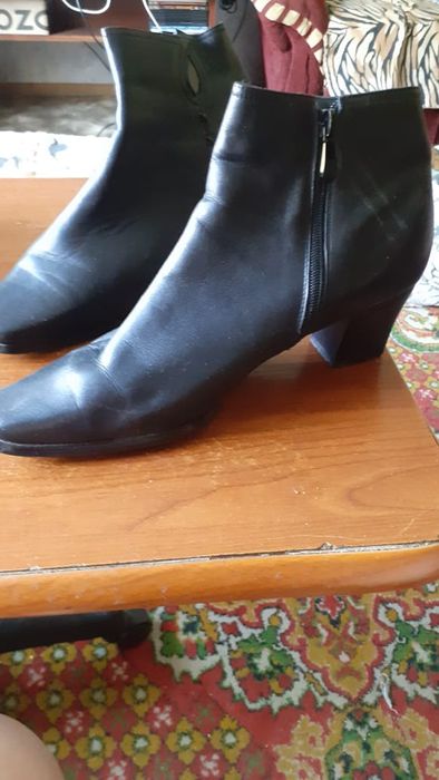 Черные , кожаные полусапожки.