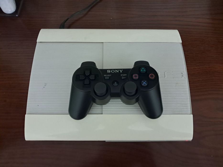 PlayStation 3 в  хорошем состоянии 1 джойстик провод 18 игр
