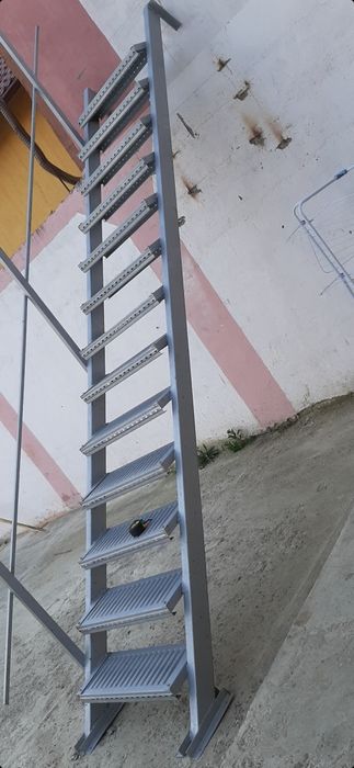 Vănd scară zincată