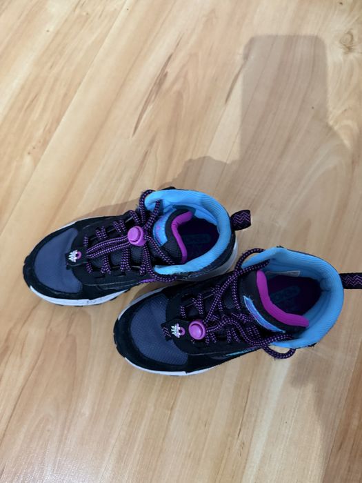 Ghetute Skechers fetite