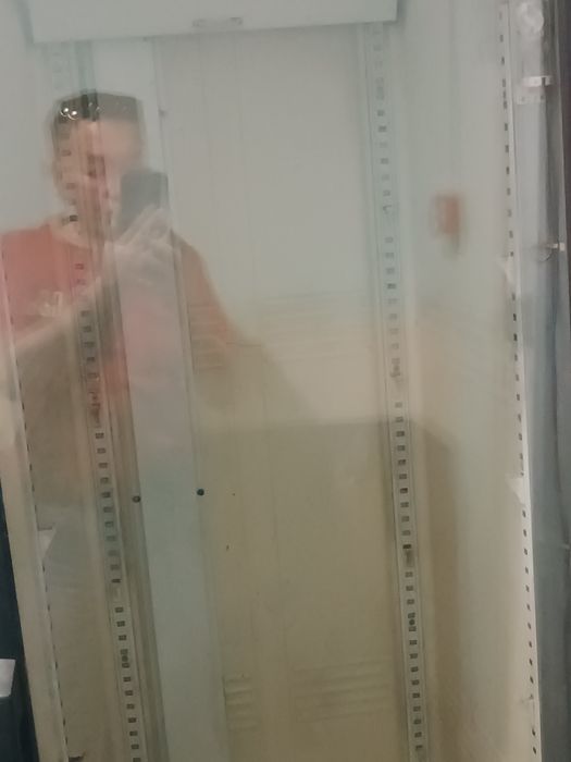 Продается витринный холодильник.