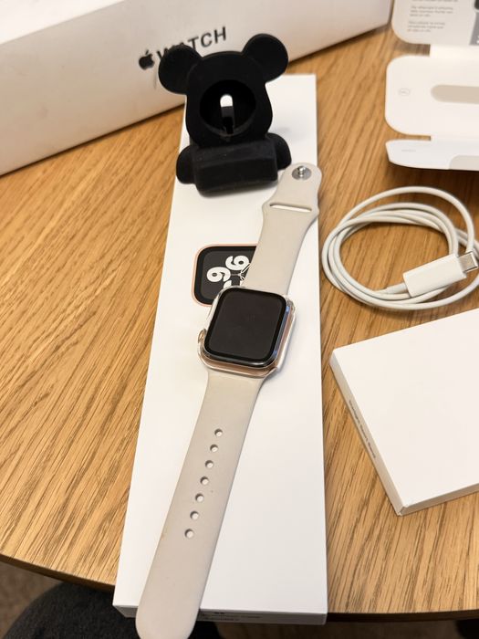 Apple Watch SE 2 (2nd Gen) 40mm Starlight – Като нов!