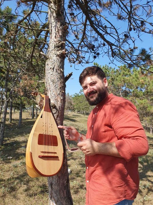 Lecții de cobză în București (fizic sau online)