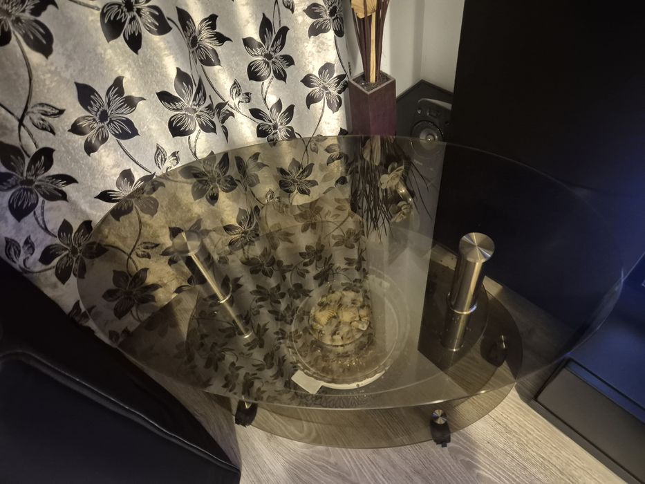 Masă din sticlă cu 3 nivele – elegantă și practică