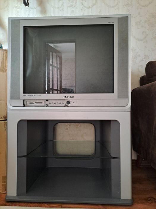 Продам телевизор с подставкой на колёсах