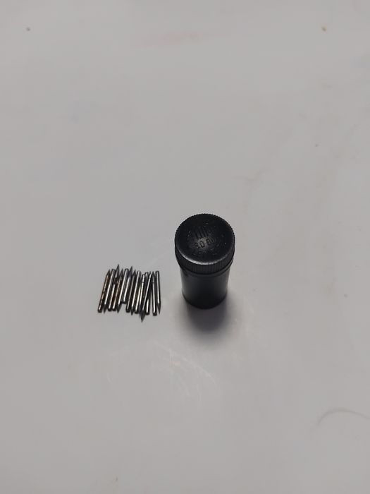 Două cutiuțe vechi pentru ace de patefon și gramofon.