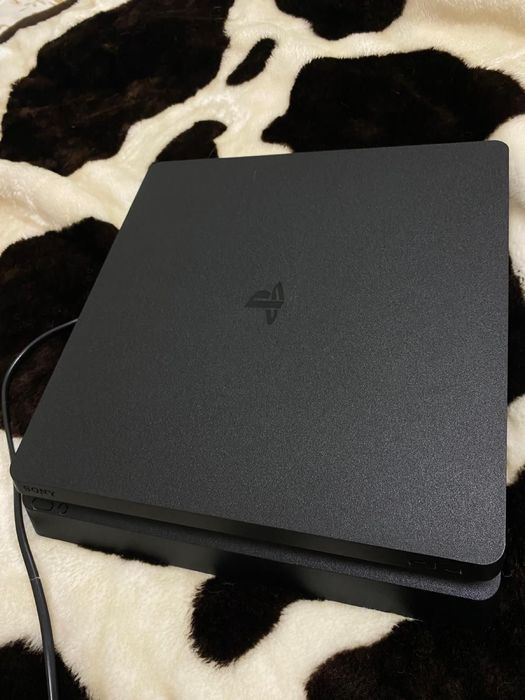 PlayStation 4 Slim 500GB + 2 controllere + 11 jocuri – stare foarte bună