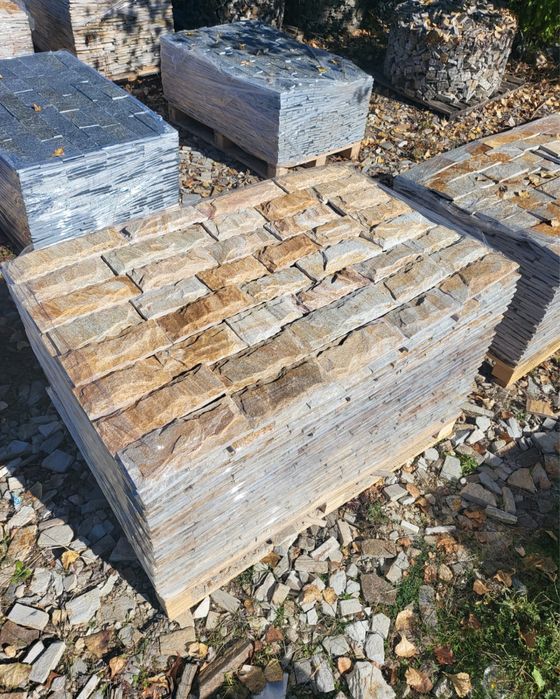 Тикла ЕООД - облицовка оформен жълт естествен камък-гнайс.