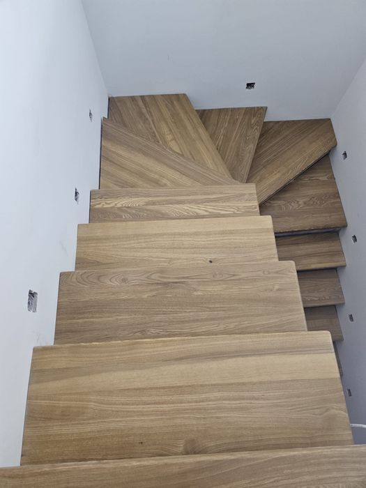 Trepte lemn masiv, riflaje, balustrada , mana curenta