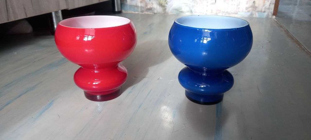 Продам две винтажные вазы одинакового размера, разного цвета