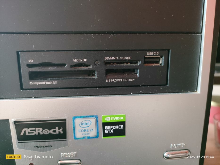 Intel Core i7 / 32 GB RAM / nVidia GTX 750 / 250 GB SSD / Wi-Fi