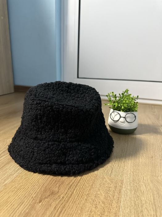 Дамска черна шапка (мекичка)