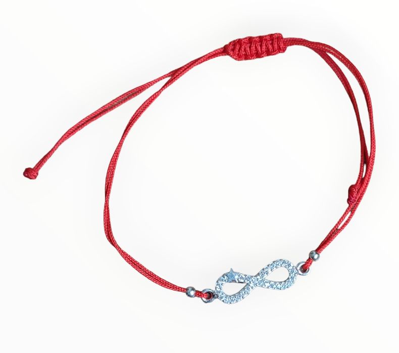 Червен конец със сребърни фигурки