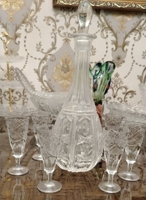 Три хрустальных графина с рюмочками.