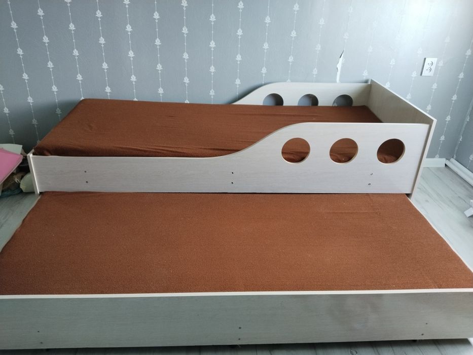 Продам кровать и шкаф с письменным столом