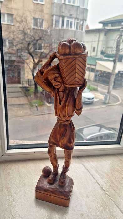 Sculptura statuie lemn lacuit ornament rustic barbat tinand cos
