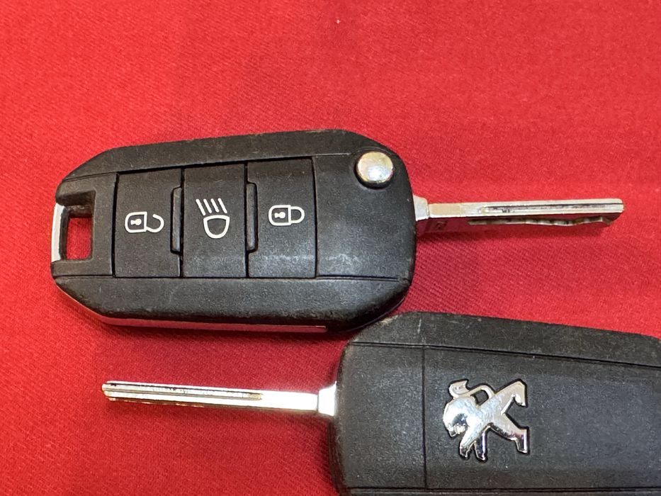 Ключ Peugeot оригинален с 3бутона 208/308/508