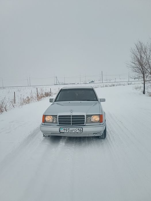 Мерседес Е 200 Машина на полном ходу.п