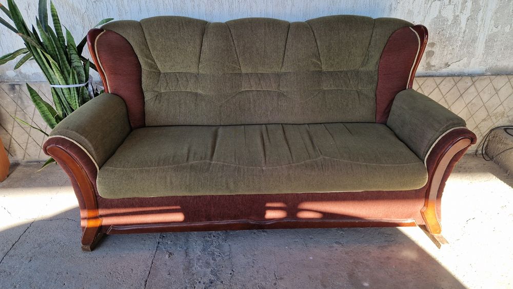 Мебель диван  в среднем состоянии