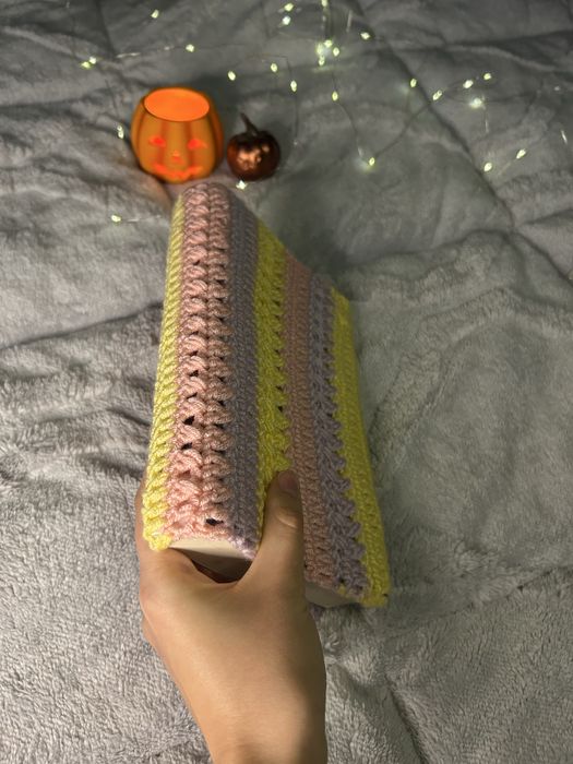 Husă croșetată pentru carte - Curcubeu, Pastel & Dantelă Handmade