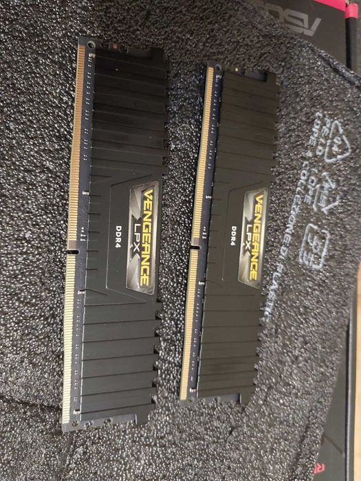 32GB DDR4 3600Mhz CL16 - Ballistix Elite, Corsair Vengeance LPX