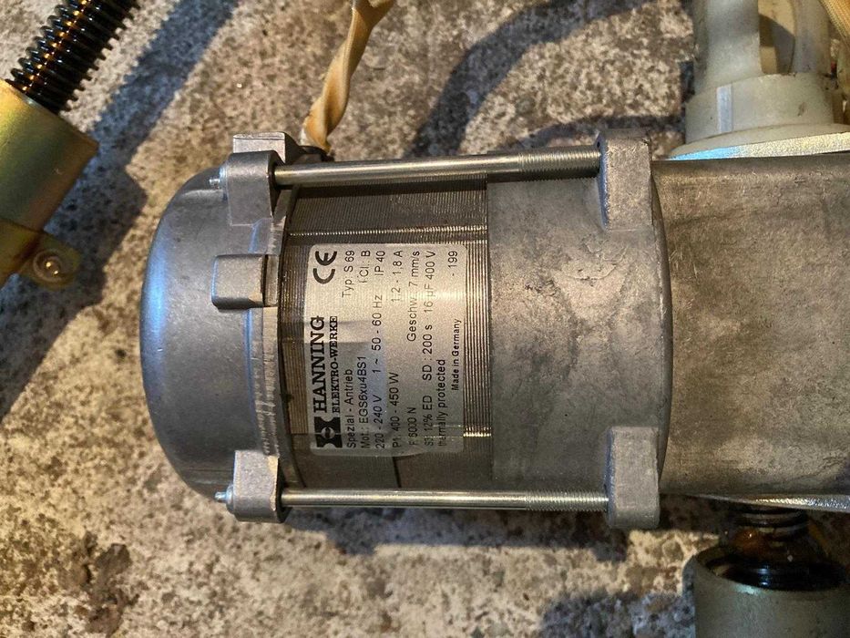 Motor cu reductor si surub cu piulita