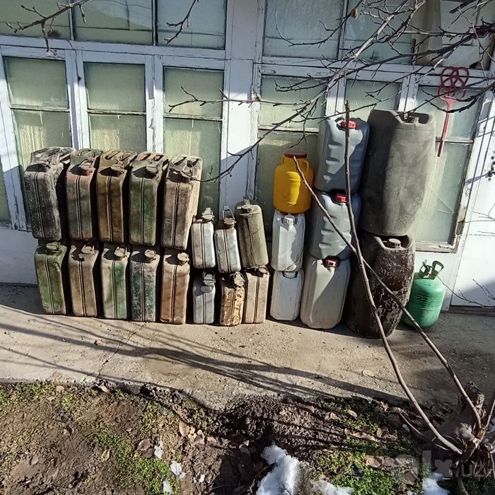 Канистры разные пластмассовые