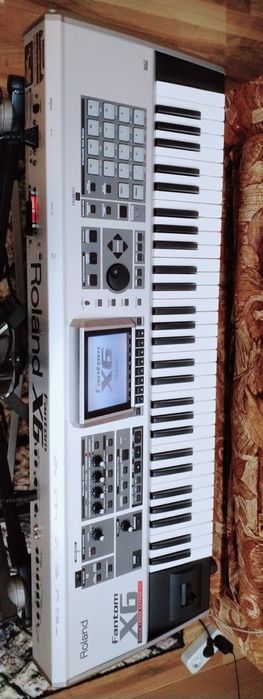 Продавам Roland fantom X6